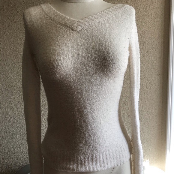 Sweaters - White v-neck sweater